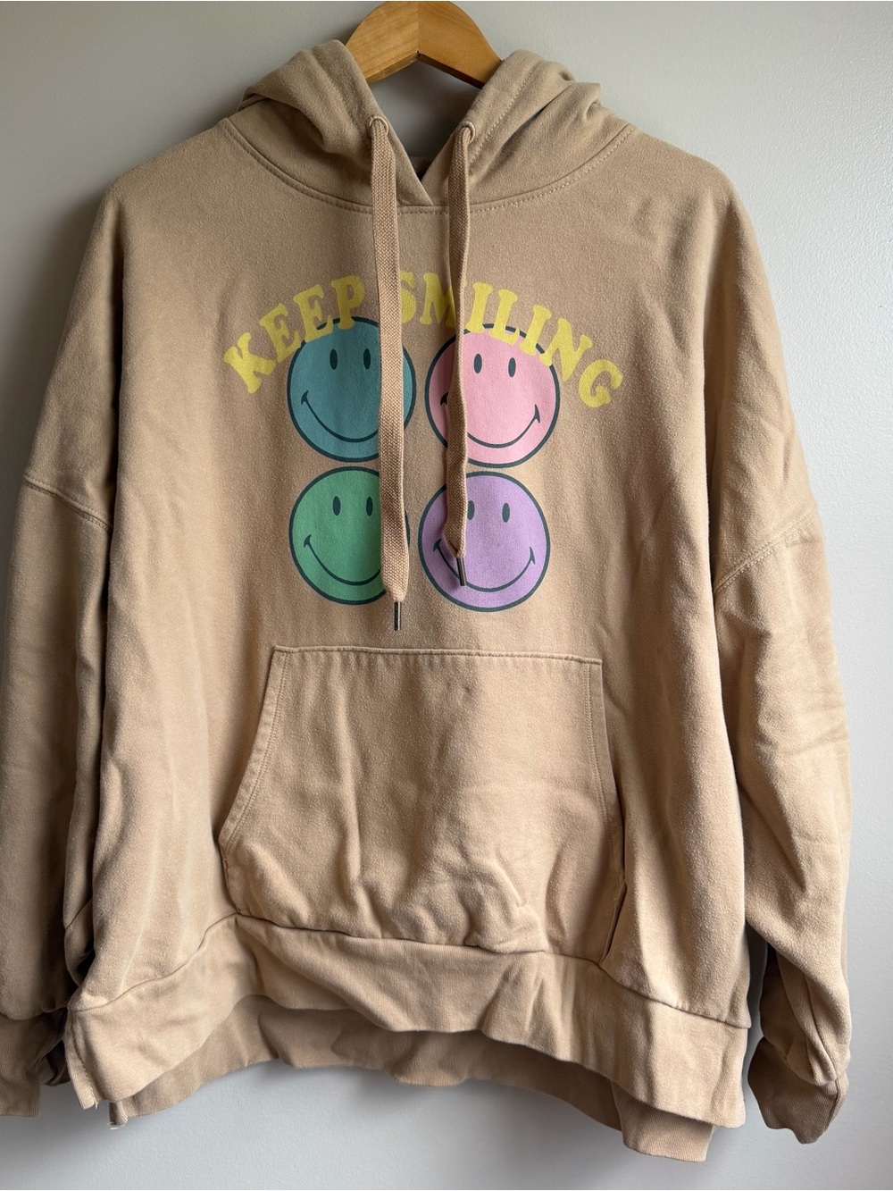 American Eagle Outfitters Beige Crewneck Hoodie with Multicolor Smiley Graphic L